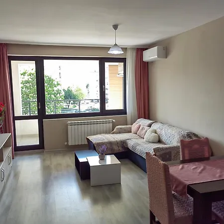 Двустаен Апартамент В Смирненски. До Селената Apartment